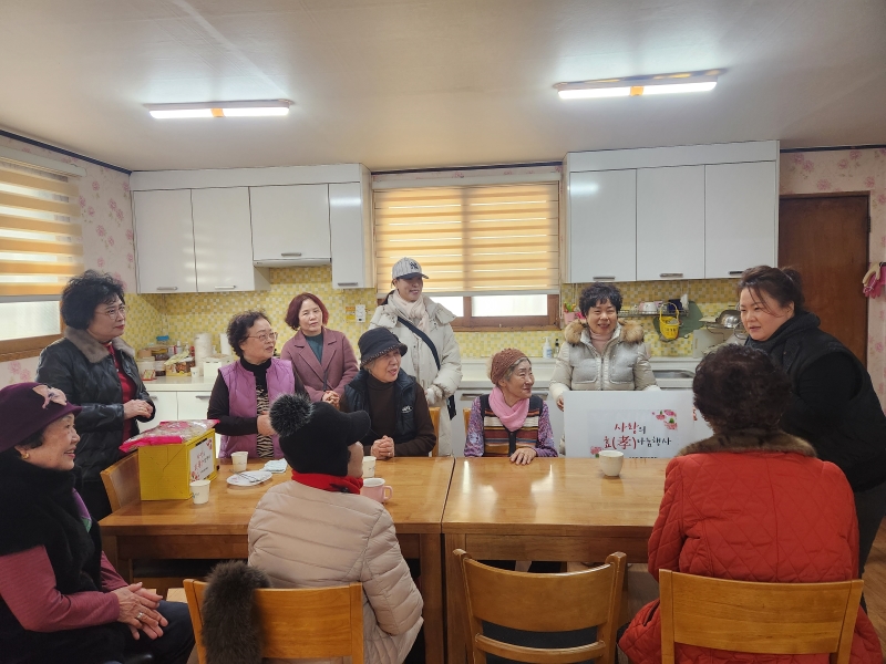 연수구 선학동 통장자율회는 지역 내 경로당을 방문해 어르신들에게 감사의 마음을 전달하는 사랑의 효(孝) 나눔 행사를 개최했다고 27일 밝혔다